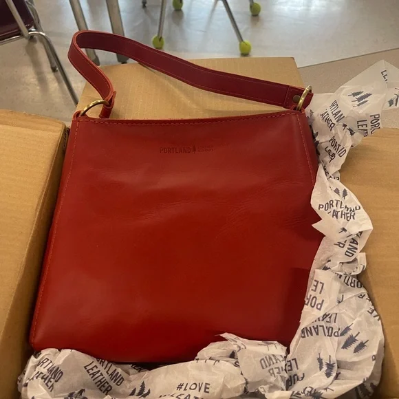 New Portland Leather Goods Ruby Leather Triangle Shoulder Bag - Picture 3 of 9